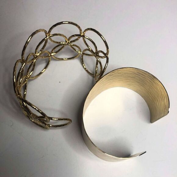 836 Lot of 2 goldtone wide cuff bracelets hammered goldtone, circle goldtone - Picture 2 of 3